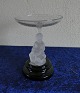 Visitenkartenschale 
auf schwarzem 
Fuß mit Figur 
aus gefrorenem 
Glas in gutem 
Zustand. 
Figur: ...