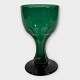 Älteres grünes 
Glas mit 
facettiertem 
Stiel und 
kugelgeschliffenem 
Boden, Höhe 
11,5cm, schöner 
...