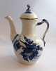Königliches 
Kopenhagen. 
Blaue Blume, 
mit Gold. 
Kaffeekanne. 
Modell 1517. 
Höhe 23,5 cm. 
(1 Wahl)