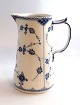 Königliches Kopenhagen. Musselmalet, halbspitze. Milchkännchen. Modell 697. Höhe 
18,2 cm. (2 Wahl). Hergestellt vor 1923