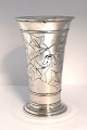 K. Tömmerup, 
Kopenhagen 
(K.T.). 
Silberne Vase 
mit Blumenmotiv 
(830). Höhe 
18,5 cm. 
Hergestellt 
1906.