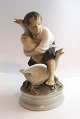 Königliches 
Kopenhagen. 
Porzellanfigur. 
Der Gänsedieb. 
Modell 2139. 
Höhe 17 cm. (3 
Wahl)