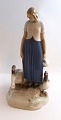 Bing & 
Gröndahl. 
Porzellanfigur. 
Gänsemädchen. 
Modell 2254. 
Höhe 24,5 cm. 
(2 Wahl).