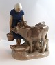 Bing & 
Gröndahl. 
Porzellanfigur. 
Mädchen mit 
Kälbern. Modell 
2270. Höhe 20,5 
cm. (2 Wahl).