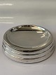 Salt shaker in 
silver
Stamp: No. 
62B. 830s.
Height 2.2 cm.
Diameter 10 cm
Nice and ...
