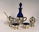 Dänische 
Arbeit. Silber 
(830). 2 
Salzstreuer mit 
Löffel, 
Pfefferstreuer, 
Senfglas und 
...