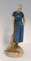 Bing & 
Gröndahl. 
Porzellanfigur. 
Mädchen mit 
Rechen. Modell 
2050. Höhe 27 
cm. (2 Wahl).
