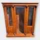 Vitrine mit 
Intarsien aus 
Wurzelholz, 
facettiertem 
Glas in den 
Türen und 
vielen 
verstellbaren 
...