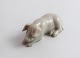 Bing & 
Gröndahl. 
Porzellanfigur. 
Liegendes 
Schwein. Modell 
1881. Länge 6 
cm. (1 Wahl).
