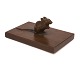 Vilhelm Bissen, 
1836-1913, 
Bronzenfigur in 
Form von einer 
Maus
Signiert
H: 6,5cm. 
Fuss: 10x14,5cm