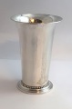 Georg Jensen. 
Vase aus 
Sterlingsilber, 
gehämmert. 
Modell 107. 
Höhe 13,5 cm. 
Hergestellt 
1925-1932