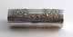 Deutschland. 
Runde 
Silberdose 
(800). Länge 
9,5 cm. 
Durchmesser 3,2 
cm. Mit Gravur.