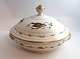 Königliches 
Kopenhagen. 
Runde 
Deckelschale 
mit Vogelmotiv. 
Durchmesser 23 
cm. Höhe 15 cm. 
...