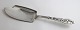 Tang. Design 
Thorvald 
Bindesböll. 
Großer 
Kuchenspatel / 
Fischspatel. 
Länge 28 cm. 
Hergestellt 
1909.
