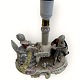 Porzellanlampe 
mit 
Figurengruppe 
aus der 
ehemaligen DDR, 
gestempelt DDR, 
Maße mit 
Fassung ca. ...