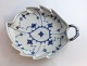 Königliches 
Kopenhagen. 
Musselmalet, 
Gerippt. 
Beilagen. 
Modell 144. 
Länge 23 cm. (1 
Wahl).