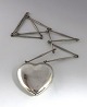 Georg Jensen. 
Halskette mit 
großem 
Silberherz 
(925). Modell 
126. Maße 6,5 * 
6,5 cm. Die 
Kette ...