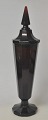 Art Deco 
Glasdeckelvase, 
ca. 1930. 
Deutschland. 
Rotes Glas - 
"granatfarben". 
8-eckiger Fuß, 
...