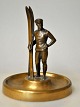 Deutscher 
Künstler (20. 
Jahrhundert): 
Ein Skifahrer 
mit seinen 
Skiern. 
Bronzefigur. 
Unsigniert. ...
