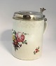 Royal 
Copenhagen. 
Deckelbecher 
mit Blumendekor 
und silbernem 
Deckel. Deckel 
nicht 
gestempelt. ...