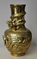 Chinesische 
Bronzevase, 20. 
Jahrhundert. 
Verziert mit 
gleitenden 
Drachen. Der 
Korpus ist 
reich ...