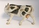 Bing & 
Gründahl. 
Porzellanfigur. 
Stehende Kuh. 
Modell 2161. 
Länge 22 cm. 
Höhe 15,5 cm. 
(2 Wahl)