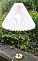 Klint, Esben (1915 - 1969) Dänemark: Tischlampe aus Messing. Modell 307. Schirm aus plissiertem ...