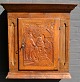 Antiker 
dänischer 
Barock-
Hängeschrank 
aus Eiche, 
Mitte des 18. 
Jahrhunderts. 
Mit antikem 
Schloss ...