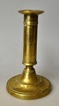 Antiker 
dänischer 
Empire-Leuchter 
aus Messing, um 
1820. Runder 
Sockel und 
glatter Stiel. 
H.: 15 cm.
