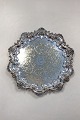 Ornamenteret Engelsk Sølvplet Serveringsbakke med ben, Fabrikeret i England.Diameter 33,2 cm ...