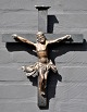 Antikt 
krusifiks, 19. 
årh. Kristus 
figur i 
bronzeret tin. 
På sortmalet 
trækors. Kors 
med ...