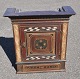 Dänischer 
bemalter Louis 
XVI-
Hängeschrank, 
1774. Mit 
Zahnschnitt 
oben und Säulen 
an den Seiten. 
...