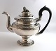 Levin Dyrkopf, 
Kopenhagen 
(1790-1843). 
Silberne 
Teekanne (830). 
Verziert mit 
einem liegenden 
...
