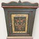 Lackierter 
Hängeschrank 
von 1979, guter 
Zustand, Maße: 
HxBxT 
65x50x29cm