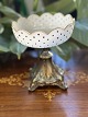 Vintage-Schale 
aus den 
1800er-1900er 
Jahren, die 
Schale ist aus 
Opalglas 
(milchig weißes 
Glas) ...