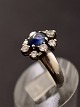 Sterling sølv 
ring størrelse 
52 med cabochon 
sleben safir 
omgiver af 
klare stene 
emne nr. 623552