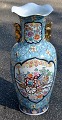 Große 
chinesische 
Bodenvase aus 
Porzellan, 20. 
Jahrhundert. 
Zahlreiche 
polychrome 
Dekorationen 
...