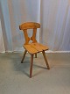 Stol i massivt fyrretræ, fra 1980erne.Den har brugsspor.Ryghøjde 83cm Sædehøjde 45cm