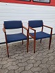 2 Armstole i massivt teaktræ, fra 1960erne.De har brugsspor og defekt betræk.Ryghøjde 78cm ...