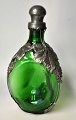 Dreieckige 
grüne 
Art-Deco-
Flasche mit 
Zinnmontierung, 
1930er Jahre, 
Dänemark. H: 25 
cm.