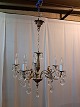 Lysekrone i metal med glasprismer, fra 1950erne.Den har brugsspor.Højde med kæde 75cm ...