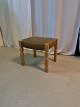Skammel i massivt egetræ, fra 1980erne.Den har brugsspor.Højde 37cm Bredde 41cm Dybde 36cm