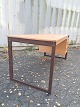 Skrivebord i fineret egetræ og metal, fra 1980erne.Det har brugsspor.Højde 72cm Bredde 160cm ...