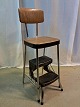 Trappestol i metal, fra 1970erne.Den har brugsspor.Ryghøjde 94cm Sædehøjde 63cm