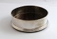 England. 
Birmingham. 
Flaschentablett 
aus 
Sterlingsilber 
mit Holzsockel 
(925). 
Durchmesser 11 
cm.
