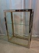 Forkromet reol i metal med glashylder, fra 1980erne.Den har brugsspor.Højde 105cm Bredde ...