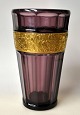 Moser, Ludvig & Söhne, Karlsbad, 1920er Jahre: Vase. Violettes Glas mit geätztem Goldfries und ...