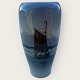 Royal Copenhagen, Vase mit Fischerboot unter Segeln Nr. 2809A/235, 17 cm hoch, 1. Wahl *Guter ...