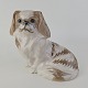 Figur i kongeligt porcelæn med motiv af en pekingeser hundNr. 1772Producent Royal ...