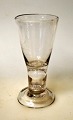 Freimaurerglas. Conradsminde, 1834–1857, Dänemark. Klares Glas mit gebogenem Fuß und hohlem ...